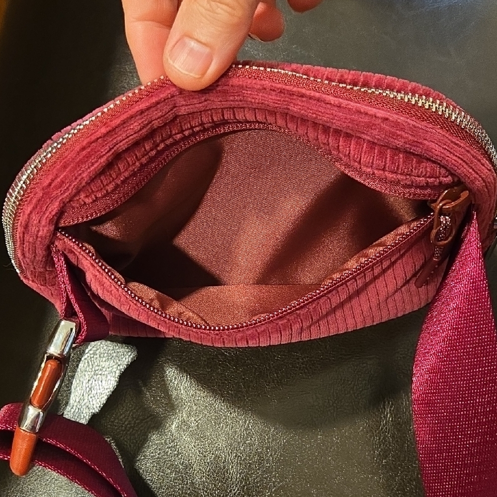 Lululemon Athletica Red Crossbody Bag with Sporty Design - Picture 5 of 7